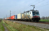 386 020 zeigte sich am 12.04.18 nicht gerade in einem sauberen Zustand. Mit einem Containerzug am Haken rollte sie durch Braschwitz Richtung Magdeburg.