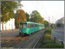 Der 3. Zug der Linie U5 fuhr am Abend des 28.04.2007 mit den Ptb-Triebwagen 738 und 712 am Eingangsgeb�ude des Hauptfriedhofes links im Bild vorbei. Der Fahrer hatte das Zielband bereits auf Hauptbahnhof gedreht, da die U5 an diesem Wochenende aufgrund von Gleisbauarbeiten am Hauptfriedhof endete. Auf dem Streckenabschnitt vom Hauptfriedhof bis zur Endstation Preungesheim mu�ten die Fahrg�ste in die als Schienenersatzverkehr verkehrenden Busse umsteigen. 