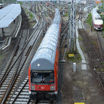 Ein älterer Doppelstocksteuerwagen auf Rangierfahrt in Berlin-Lichtenberg. (April 2018)