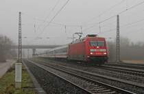 Einen Tag vor Heiligabend 2016 bespannte die 101 058-6 den EC 207 (Frankfurt (Main) Hbf - Zürich HB) auf dem Abschnitt von Frankfurt bis an die Schweizer Grenze nach Basel SBB. Hier ist sie mit ihrem Zug bei der Durchfahrt von Müllheim (Baden) und hatte nur noch wenige Kilometer vor sich.