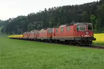 SBB/VHB: Sehr seltener Güterzug Gettnau-Rangierbahnhof Zürich Limmattal mit einer Re 16/16 zwischen Gettnau und Zell unterwegs am 3. Mai 2018. Vom Lokführer Simon Bütikofer wurde diese interessante Traktion bestehend aus Re 420 298-2, Re 420 277-6, Re 420 256-0 sowie der Re 420 292-5 überführt.
Foto: Walter Ruetsch
  