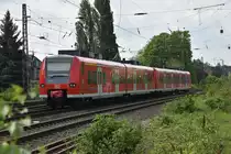 Ein aus zwei 426 bestehender RB33 verlässt am ersten Mai 2018 Rheydt Hbf gen Aachen Hbf. 