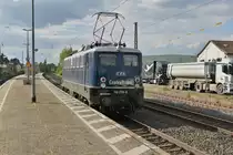Hier noch ein Nachschuß auf die CBB 110 278-9 die am Dienstag den ersten Mai durch Roisdorf nach Mönchengladbach Hbf fuhr.
Dank an den FDL der uns den Wink gab das die Lok noch auf dem Weg sei und so konnten Stefan Hochstetter, Tim Belz und ich diese schöne Maschine noch ablichten. 1.5.2018