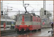 Re 4/4 II 11109 im Swiss Express Look �bernimmt in K�rze den EC 165 nach Buchs SG. Erstaunlich, dass sich Loks mit dieser Farbvariante solange behaupten konnten, obschon die dazugeh�rigen Wagen l�ngst bei der BLS im neuen Farbkleid verkehren. Z�rich HB 29.05.2007 (im Hintergrund das Zentralstellwerk)