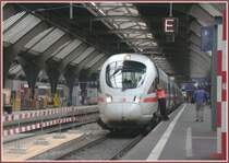 Der Abfertigungsbeamte informiert vermutlich den Lokf�hrer des ICE 185 nach Stuttgart, dass kurz vor Abfahrt noch eine besetzte Einfahrt (E) auf sein Gleis erfolgt. Tats�chlich f�hrt ein RABe 520 ein (Extrazug beschriftet, vermutlich aus Arth-Goldau) und entl�dt seine Passagiere. (29.05.2007)