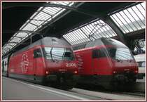Re 460 104-3 und Re 460 098-7 stehen am Schluss ihrer Doppelstock-Wendez�ge in Z�rich HB. (29.05.2007)