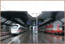 Es regnet wieder mal in Z�rich. ICE 182 nach Stuttgart verl�sst soeben den HB, w�hrend EC 165 nach Salzburg noch eine halbe Stunde warten muss. (29.05.2007)