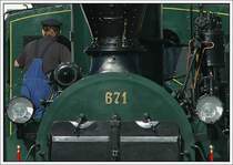 671 der GKB wird f�r die Dampflokparade auf Hochglanz poliert. (19.5.2007 - Traktion Graz-K�flacher Bahnhof)