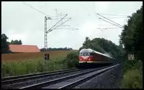 Diesel Triebzug 613608 ist hier am Ortsrand von Hasbergen am 3.9.1993 um 10.33 Uhr auf der Rollbahn als Zug 22368 nach Münster unterwegs.