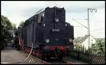 Im Rahmen einer Sonderveranstaltung in Minden kamen am 5.9.1993 die Dampfloks 41241 und 011100 in das damals noch bestehende BW Löhne. 011100 ist hier beim Wasserfassen zu sehen. Da es damals schon keinen funktionierenden Wasserkran mehr gab, musste die Lok mittels Feuerwehr Schlauch versorgt werden.