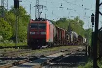 Übern Buckel kommt 185 198-9 mit einem Mischer durch Lintorf gen Entenfang gefahren am Samstag abend den 5.Mai 2018
P.S. Gruß an den TF zurück....