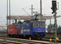 WRS: Am 4. Mai 2018 warteten die beiden Loks 430 111 und 430 115 von Widmer Rail Services AG in Weil am Rhein auf ihren nächsten Einsatz.
Zur Aufnahme: Standort Baustelle, Bildausschnitt Fotoshop.
Foto: Walter Ruetsch  