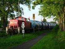 294 148 zieht am Abend des 24.05.2006 einige Fl�ssigkaolinwagen aus dem eigentlich gesperrten Gleis 3 in Hirschau. Die Wagen wurden Mittags wegen au�ergew�hnlichem hohen Verkehrsaufkommen dort abgestellt.(Strecke Amberg-Schnaittenbach)