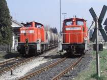 Hier brachte 363 177 den Lokf�hrer f�r die 294 262 nach der Mittagspause zu seiner Lok, da sich der Aufenthaltsraum am Ende des Zuges mit der 294 262 befindet (ca. 300 m)! Danach hatte sich die 363 ans Zugende gesetz um der 294 262 Schubunterst�tzung �ber den berg vor Gebenbach zu geben. Hirschau am 15.04.2004 (Strecke Amberg-Schnaittenbach) Seit Ende 2004 wird auf dieser Strecke nicht mehr mit Schiebelok gefahren - wegen zu geringem Verkehrsaufkommen, seitdem fahren hier nur noch 294 des BW N�rnberg.