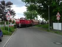 294 631 machte sich am 07.06.2006 mit einem G�terzug auf den Wg nach Amberg. Hier hat sie gerade den Bahnhof Hirschau verlassen. (Strecke Amberg-Schnaittenbach)