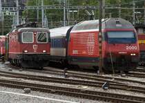 2 Generationen von E-Loks der SBB, die auch die Leistungsunterschiede eindrucksvoll verdeutlichen. Re 4/4 II 11197 und Re 460 065 warten am 15.05.2007 in Bern auf ihre n�chsten Leistungen. 