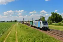 185 690 mit DGS 41157 am 01.06.2015 bei Plattling. 