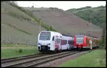 Zugbegegnung an den Weinbergen in Kanzem am 28.4.2018 um 13.15 Uhr: 429602 ist in Richtung Trier und 425133 ist in Richtung Saarbrücken unterwegs.