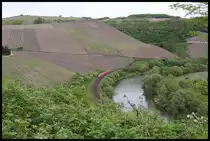 Die Saarschleife mit Streckenkurve der KBS 685 zwischen Kanzem und Wiltingen. Um 14.40 Uhr ist ein ET 425 von Saarbrücken in Richtung Trier unterwegs.