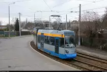 NGTW6 (Leoliner), Wagen 1323, der Leipziger Verkehrsbetriebe (LVB) als Linie 2 von Leipzig, Grünau-Süd, nach Leipzig, Naumburger Straße, verlässt die Haltestelle Kurt-Kresse-Straße. [24.3.2018 | 12:31 Uhr]