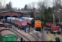 Blick auf ausgestellte Loks und Wagen im gut besuchten Eisenbahnmuseum Leipzig-Plagwitz des Verein Eisenbahnmuseum Bayerischer Bahnhof zu Leipzig e.V. Aufgenommen von der Brücke nahe Kurt-Kresse-Straße während der 21. Leipziger Eisenbahntage. [24.3.2018 | 12:34 Uhr]