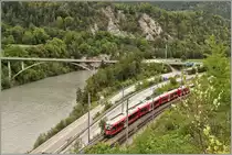 S2 1560 mit Abe 4/16 3104 naqch Chur verlässt Reichenau-Tamins. Die Strassenbrücke über den Rhein führt nach Flims. (02.05.2018)