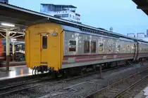 บฟก.ป. 1003 (บฟก.ป.=APVC/Air-Conditioned Power Van, Hersteller: CRRC Changchun, Bauj. 2016) am Abend des 02.Mai 2018 im Bf. Hua Lamphong.