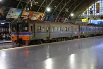 NKF 1242 (Tokyu, Fuji Heavy Industries and Nippon Sharyo, Bauj. 1985) am Abend des 02.Mai 2018 in der Halle des Bf. Hua Lamphong. 