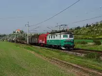 Die 122 012 mit einem Güterzug am 21.04.2018 unterwegs bei Křešice.