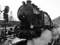 Die D5 der Hespertalbahn schnauft sich in Richtung Bahnhof Bochum-Dahlhausen. (Eisenbahnmuseum Bochum-Dahlhausen, April 2018)