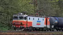 E-Lok 91-53-0-474 020-1 mit Kesselwagenzug kurz bevor sie die Stiege in Richtung Predeal am 14.04.2018 anfährt