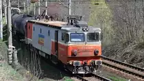 E-Lok 91-53-0-474 020-1 mit Kesselwagenzug kurz vor der Einfahrt in Bahnhof Predeal am 14.04.2018