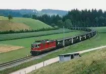 SBB/VHB: LEICHTSTAHLWAGEN NOCH IM BETRIEB
Sonderzug mit einer nicht erkennbaren Re 4/4 II der ersten Serie mit mehreren Leichtstahlwagen auf der VHB oberhalb Sumiswald unterwegs im Juli 1994.
Foto: Walter Ruetsch