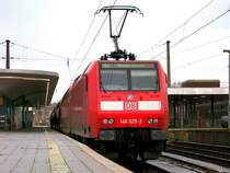 146 025-2 steht als RE6 nach Minden(Westf) im Bochumer Hbf im Regen.