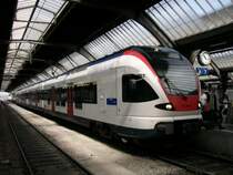 Ein ganz seltener Gast in Z�rich sind die Flirt-Triebz�ge der BR 523. Am 25.05.07 ist 523 006 der S-Bahn Zug als Ersatz-IC aus Arth-Goldau in Z�rich eingetroffen. Ein Personenunfall in Z�rich Oerlikon brachte die Fahrzeuguml�ufe ein wenig durcheinander, so das man eben ganz unkonventionel auf ein solches Fahrzeug zur�ckgriff. In K�rze wird die Einheit wieder leer in Richtung Luzern aufbrechen.