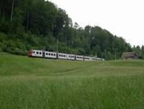 Nahe dem Ch�lchloch ist am 26.05.07 eine NPZ-Garnitur der ehemaligen Mittelthurgaubahn (MthB) als S7 Trubschachen-Wolhusen unterwegs. Rechts von uns befindet sich �brigens eine der engsten Stellen der kleinen Emme. Mit einem beherztem Sprung h�tte man k�nnen an diesem Tag das andere Ufer erreichen. Zwei Tage sp�ter hatte sich der leise dahin pl�tschernde Bach in einen reisenden Fluss verwandelt.