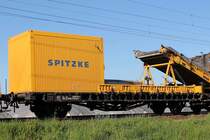 Begegnung der besonderen Art: Auf der KBS 651 Rhein-Main-Bahn bei Braunshardt begegnete mir am 7.5.2018 während einer Überführung  Katharina die Große  Bettungsreinigungszug RPM-RS-900 der Firma SGL Spitzke Logistik GmbH. 
Hier zu sehen Flachwagen mit Bürocontainer Kkklms Wagennummer 27 80 3439 007-2
Bild 10 von 24 