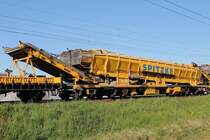 Begegnung der besonderen Art: Auf der KBS 651 Rhein-Main-Bahn bei Braunshardt begegnete mir am 7.5.2018 während einer Überführung  Katharina die Große  Bettungsreinigungszug RPM-RS-900 der Firma SGL Spitzke Logistik GmbH. 
Hier zu sehen die Materialförder- und Siloeinheit MFS-100, D SPAG 99 80 9552 097-4 mit der Nummer 3.
Bild 11 von 24 