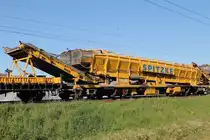 Begegnung der besonderen Art: Auf der KBS 651 Rhein-Main-Bahn bei Braunshardt begegnete mir am 7.5.2018 während einer Überführung  Katharina die Große  Bettungsreinigungszug RPM-RS-900 der Firma SGL Spitzke Logistik GmbH. 
Hier zu sehen die Materialförder- und Siloeinheit MFS-100, D SPAG 99 80 9552 097-4 mit der Nummer 3.
Bild 11 von 24 