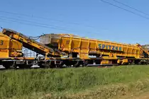 Begegnung der besonderen Art: Auf der KBS 651 Rhein-Main-Bahn bei Braunshardt begegnete mir am 7.5.2018 während einer Überführung  Katharina die Große  Bettungsreinigungszug RPM-RS-900 der Firma SGL Spitzke Logistik GmbH. 
Hier zu sehen die Materialförder- und Siloeinheit MFS-100, D SPAG 99 80 9552 573-4 mit der Nummer 12.
Bild 12 von 24 
