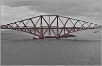 Ein Virgin East Coast HST 125 Class 43 auf dem Weg nach London überquert die Forth Bridge zwischen Nord Queensferry und Dalmeny.
Der Zug befindet sich auf der mittleren der drei mächtigen Brückenelemente und das Bild wurde von der alten Strassenbrücke aus gemacht.
23. April 2018 
