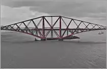 Ein Virgin East Coast HST 125 Class 43 auf dem Weg nach London überquert die Forth Bridge zwischen Nord Queensferry und Dalmeny.
Der Zug befindet sich auf der mittleren der drei mächtigen Brückenelemente und das Bild wurde von der alten Strassenbrücke aus gemacht.
23. April 2018 
