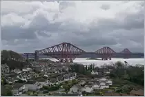 Eine ideale, und mit zwei Kilometer auch sehr lange  Fotostelle  bietet die  alte  Strassenbrücke über den Forth of Five zwischen Nord Queenferry und Dalmeny.
Im Bild die impossante Bahnbrücke von 1889 und ein Scotrail Class 170, im Vordergrund liegt der Hafen von Nord Queesnferry, auf der anderen Seite, Dalmeny.
23. April 2018