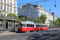 Wien Wiener Linien SL D (E2 4304 + c5 1504) I, Innere Stadt, Parkring (Hst. Stubenring) am 21. April 2018.