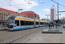 NGT12-LEI (Bombardier Flexity Classic XXL), Wagen 1208, der Leipziger Verkehrsbetriebe (LVB) als Linie 15 von Leipzig-Meusdorf nach Leipzig-Miltitz verlässt die Haltestelle Hauptbahnhof. [24.3.2018 | 13:39 Uhr]