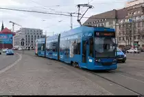 Duewag/Siemens NGT8, Wagen 1153 mit Werbung für EuroEyes, der Leipziger Verkehrsbetriebe (LVB) als Linie 12 von Leipzig, Gohlis-Nord, Virchowstraße, nach Leipzig, Johannisplatz, erreicht die Haltestelle Hauptbahnhof. [24.3.2018 | 13:44 Uhr]