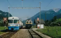 MOB: Zugskreuzung in Blankenburg vom August 1994 zwischen einem Regionalzug bestehend aus einem damals modernen Pendelzug BDe 4/4 5001-5004 und einem Bauzug mit dem damals frisch revidierten De 4/4 28.
Foto: Walter Ruetsch 