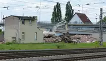 Zut Zeit wird dieses Gebäude im Bahnhof Nordhausen abgerissen. Auf der Höhe des baggers befand sich am Gebäude auch ein Bahnhofsschild. Schon vor ein paar Monaten wurde ein anderes Gebäude was sich hinter der Brückenabfahrt befindet ebenfalls abgerissen, siehe hier: http://meinebahnfotos.startbilder.de/bild/deutschland~nordhausen~ehemaliges-bahnbetriebswerk/592770/abriss-ehemaliges-gebaeude-der-reichsbahn-unterhalb.html. Nordhausen 11.05.2018