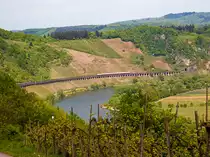 
Dampfspektakel 2018 - Die 103 113-7 (91 80 6103 113-7 D-DB) vom DB-Museums in Koblenz fährt am 29.04.2018, mit ihrem kurzem TEE (Trans Europ Express) Koblenz - Wittlich - Trier, auf dem Pündericher Hangviadukt in Richtung Trier.
