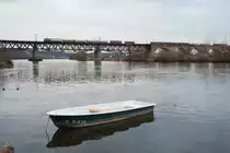 Ein ELL-Vectron mit einem Containerzug Richtung Nürnberg bei der Überquerung der Donau in Regensburg-Prüfening, 04.03.2017